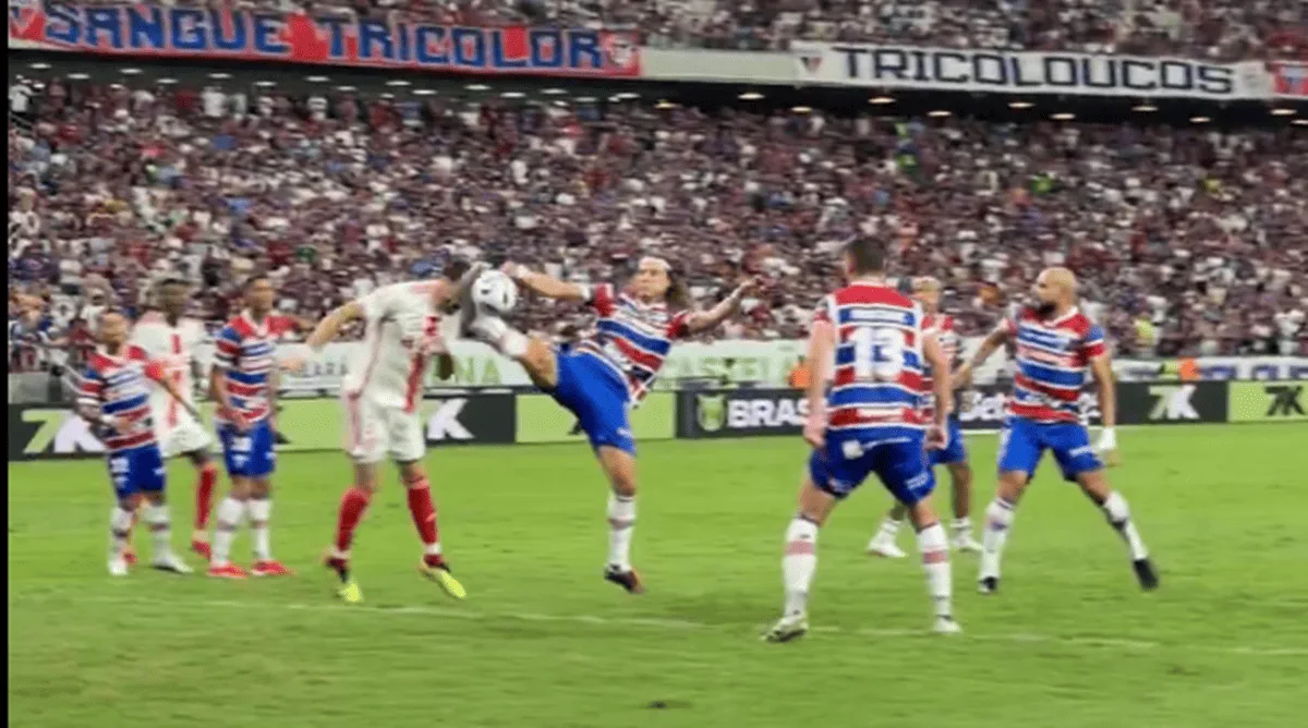 David Luiz na disputa de bola coloca o pé na cabeça de Agustin Rogel no jogo do Fortaleza contra o Inter no Castelão