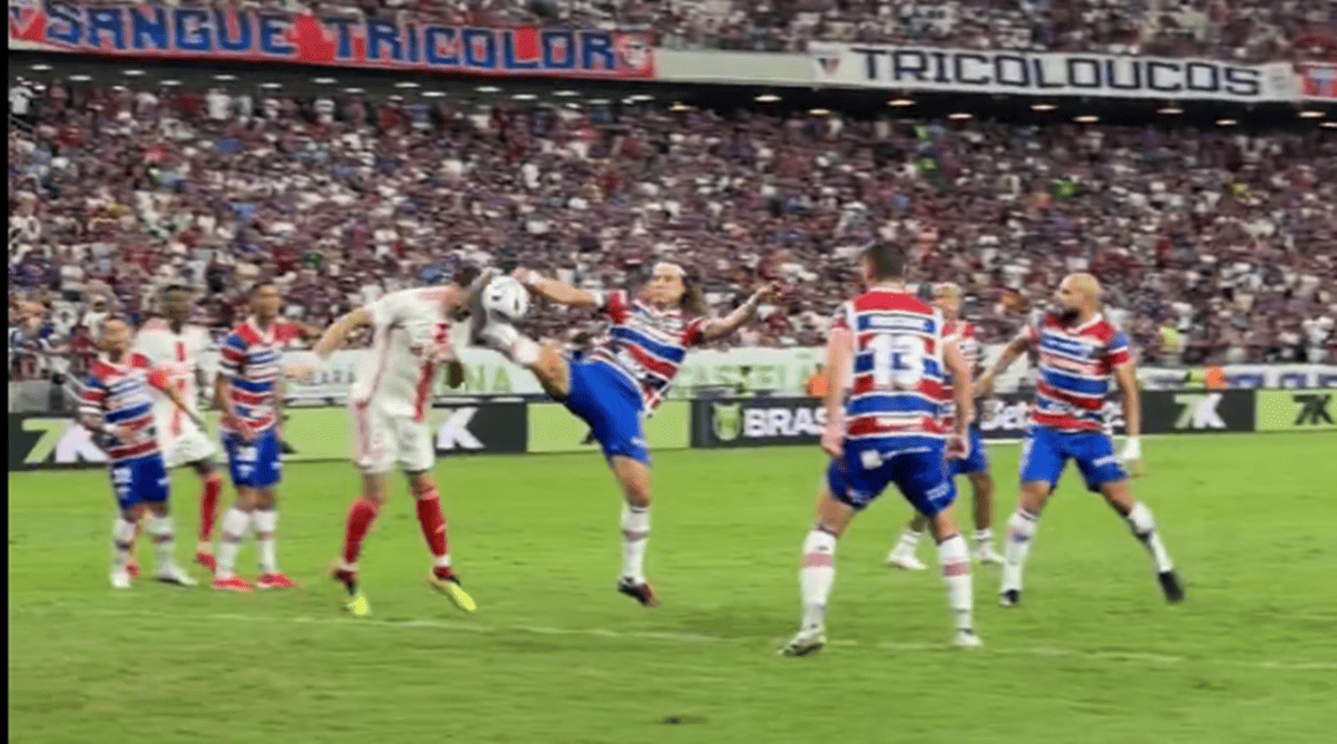 David Luiz na disputa de bola coloca o pé na cabeça de Agustin Rogel no jogo do Fortaleza contra o Inter no Castelão
