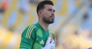 Ivan entrando em campo pelo Inter