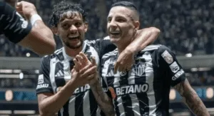 Guilherme Arana e Gustavo Scarpa comemoram gol pelo Atlético