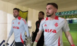 Anthoni e Ivan entrando em campo pelo Inter