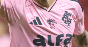 jogador do Inter com camisa rosa