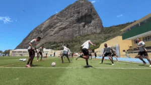 Jogadores do Inter em treino no Rio de Janeiro