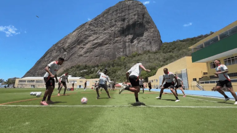 Jogadores do Inter em treino no Rio de Janeiro
