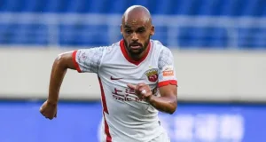 Paulinho em ação no futebol chinês