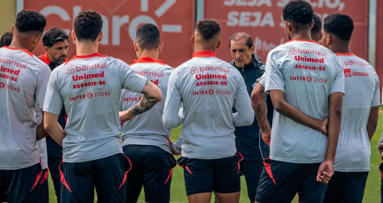 Técnico Ramón Díaz fala para o elenco do Inter no CT Parque Gigante