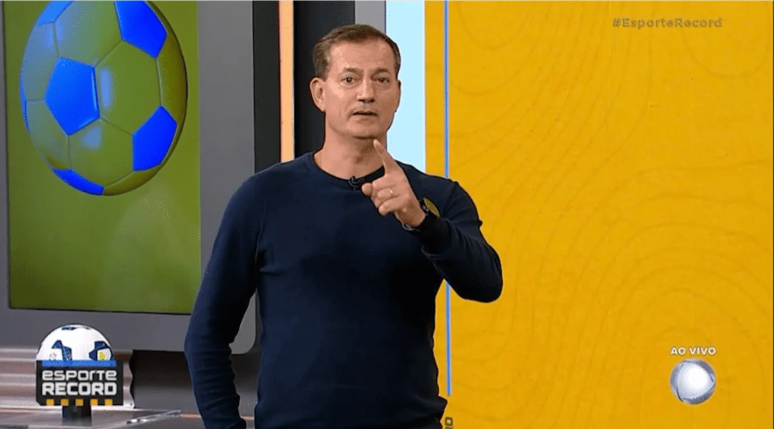 Sálvio Spínola em ação como comentarista de arbitragem na TV Record
