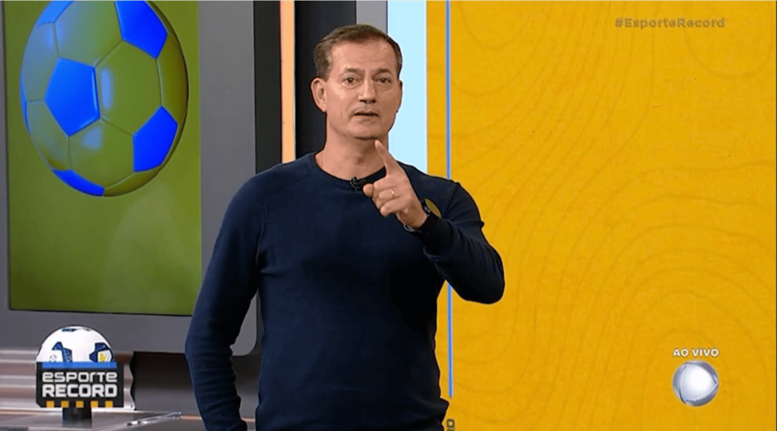 Sálvio Spínola em ação como comentarista de arbitragem na TV Record