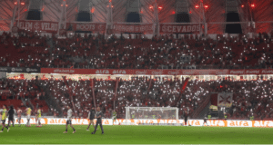 Torcedores do Inter com celulares ligados e a luz apagada no estádio Beira-Rio