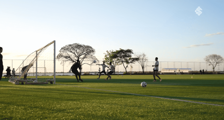 Grupo de jogadores do Inter em treino no final de tarde no CT Parque Gigante