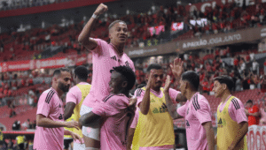 Vitinho e Carbonero comemoram gol pelo Inter de camisa rosa (Foto: Ricardo Duarte/SCI)
