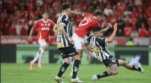 Alan Patrick pelo Inter contra o Santos