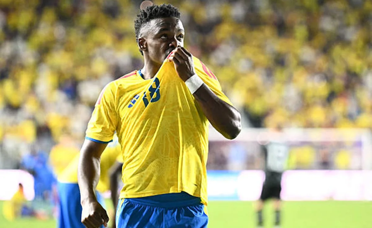 Carbonero comemora gol pela seleção da Colômbia