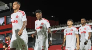 Clayton Sampaio, Bernabei, Vitão e Ricardo Mathias com camisa branca do Inter com patrocínio da Alfa