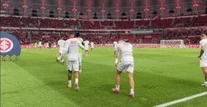 Grupo de jogadores do Inter no aquecimento