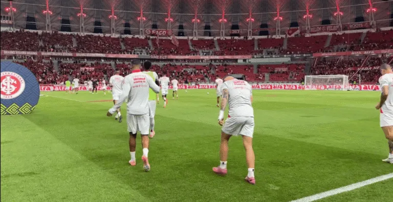 Grupo de jogadores do Inter no aquecimento