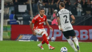 Volante Luis Otávio em ação pelo Inter contra o Corinthians