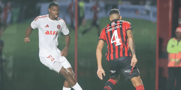 Ricardo Mathias pelo Inter em ação contra o Vitória