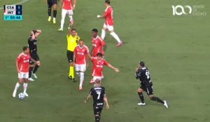 Vina do Ceará expulso no duelo contra o Inter pelo Brasileirão