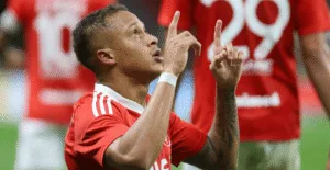 Vitinho comemora gol pelo Inter