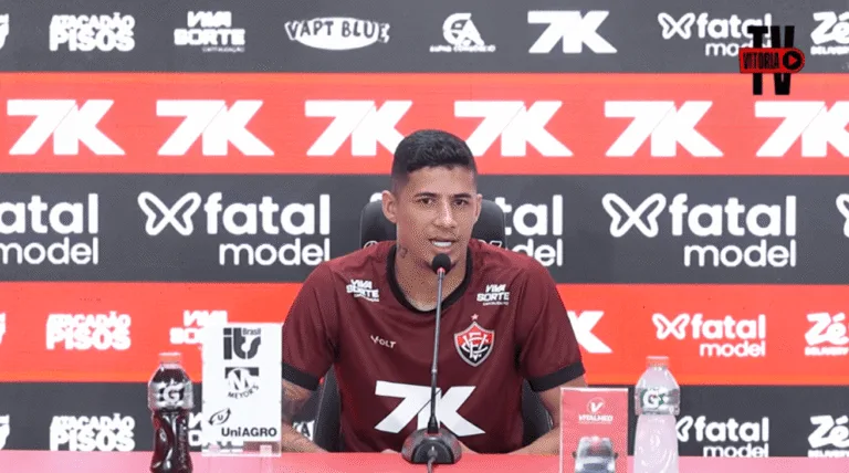 Zagueiro Camutanga em entrevista coletiva
