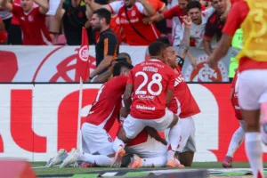 Jogadores do Inter comemoram gol