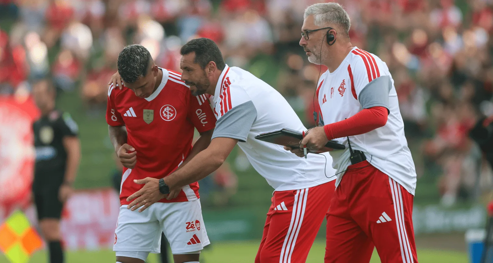 Braian Aguirre ouve instruções de Esteban Conde e Pablo Fernandez