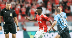 Árbitro Marcelo de Lima Henrique observa Carbonero e Arthur no Gre-Nal