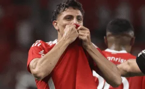 Diego Coser comemora gol pelo Inter