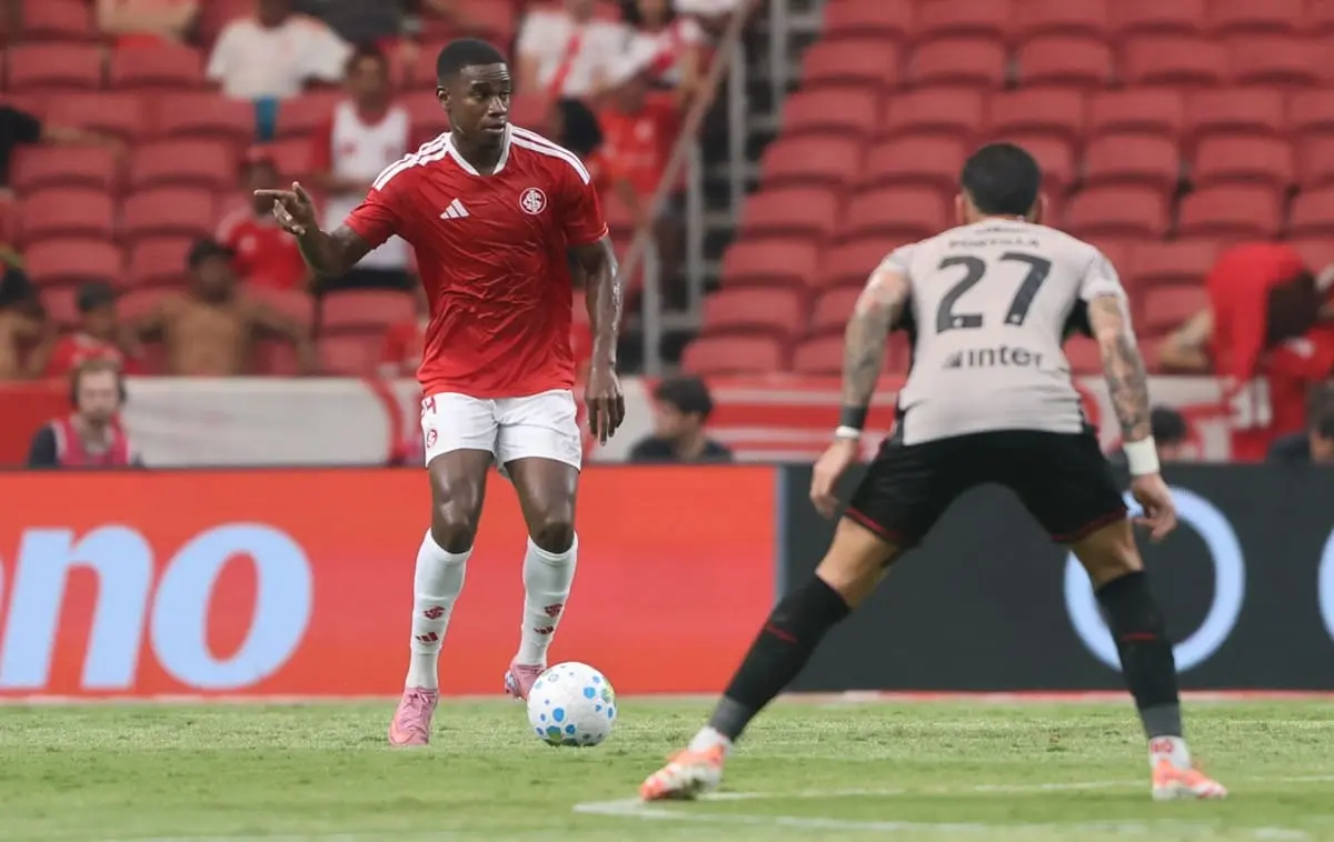 Félix Torres em ação pelo Inter contra o Athletico