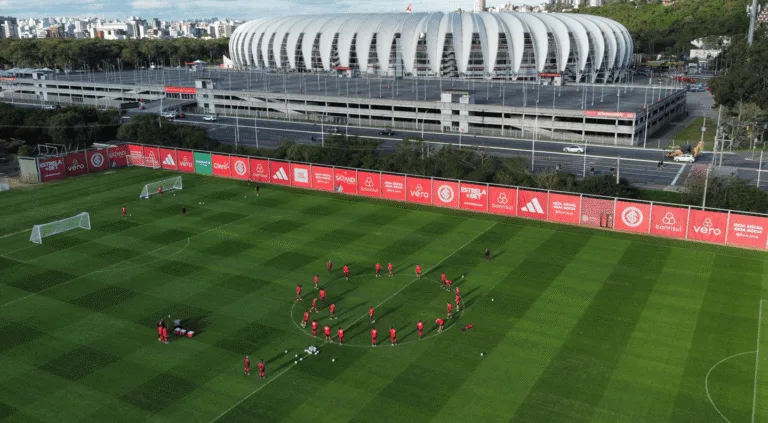 Grupo de jogadores do Inter no CT Parque Gigante