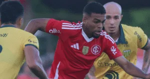 Gustavo Prado em ação pelo Inter contra o Ypiranga
