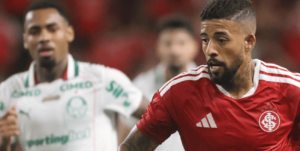 Paulinho em ação pelo Inter contra o Palmeiras