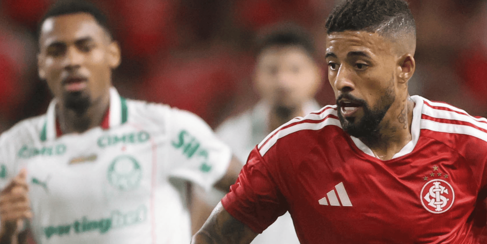 Paulinho em ação pelo Inter contra o Palmeiras