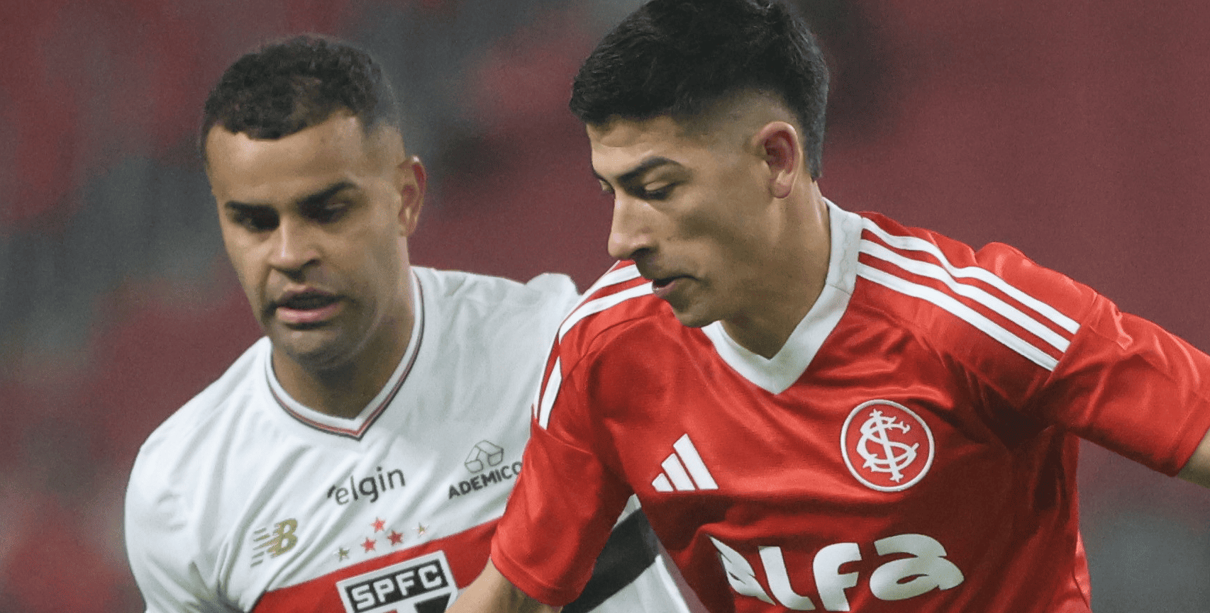 Alan Rodríguez do Internacional em lance com Alisson, do São Paulo