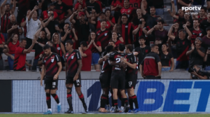 Jogadores do Athletico comemoram gol na Arena da Baixada