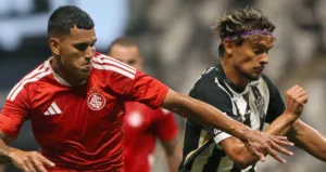 Braian Aguirre em ação pelo Inter contra o Atlético de Gustavo Scarpa