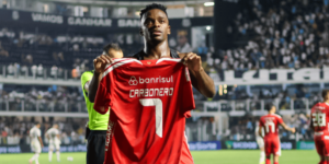 Carbonero comemora gol contra o Santos