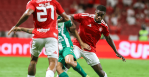 Félix Torres em ação pelo Inter contra a Chapecoense