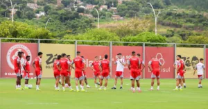 Grupo de jogadores do Inter (Foto: Ricardo Duarte/SCI)