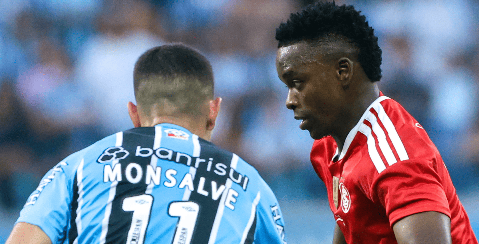 Carbonero do Inter em lance contra Monsalve no Gre-Nal