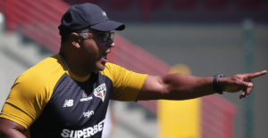 Roger Machado em treino no São Paulo