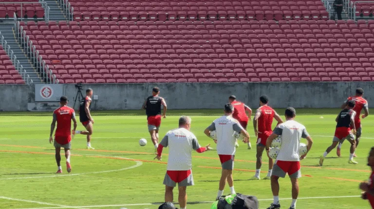 Grupo de jogadores em treino no Beira-Rio