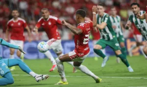 Vitinho em ação pelo Inter contra a Chapecoense