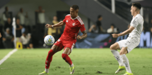 Vitinho em ação pelo Inter contra o Santos