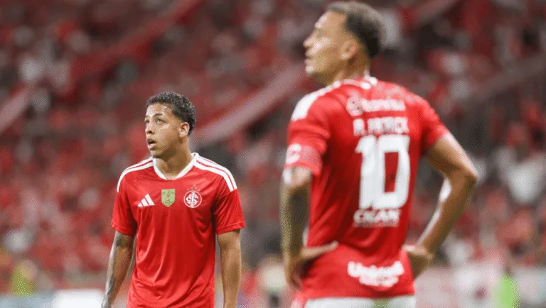 Alan Patrick e Allex em bola parada no Inter
