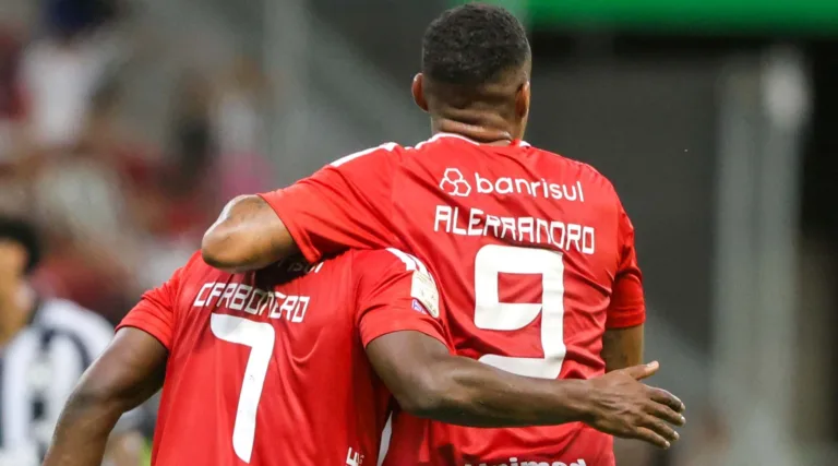 Alerrandro comemora gol de Carbonero pelo Inter