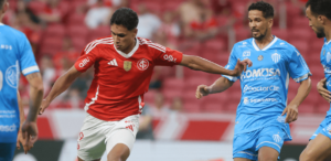 Centroavante do Inter João Bezerra em ação contra o Novo Hamburgo