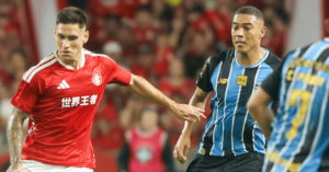 Rodrigo Villagra contra Carlos Vinicius em Inter e Grêmio no Gre-Nal