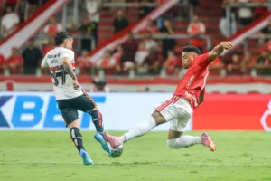 Victor Gabriel em ação pelo Inter contra o São Paulo